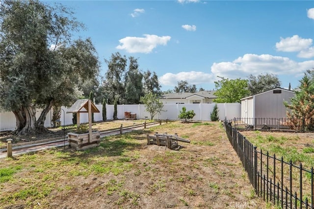 view of yard featuring fence and an outbuilding