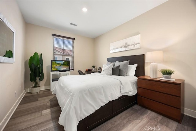 bedroom featuring recessed lighting, visible vents, baseboards, and wood finished floors
