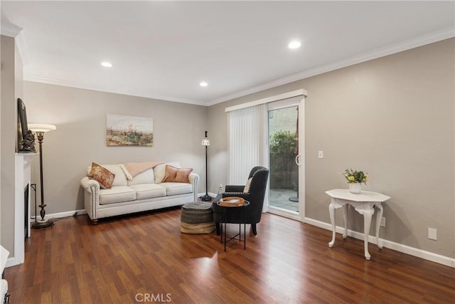 living room with wood finished floors, baseboards, recessed lighting, and ornamental molding