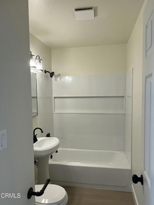 391 N 9th St, Blythe, CA 92225 - full bath with visible vents, wood finished floors, and shower / washtub combination
