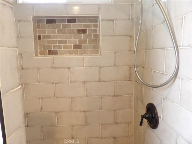 room details featuring a tile shower