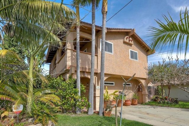 view of front of home with a balcony and stucco siding