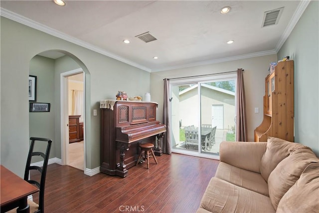 living area with dark wood finished floors, baseboards, visible vents, and arched walkways