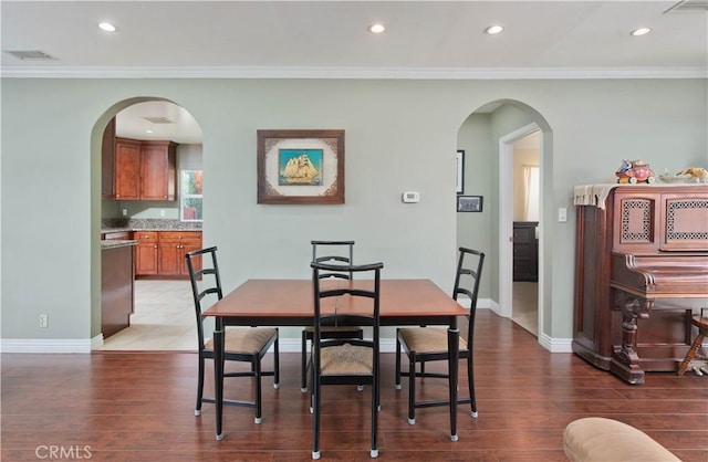 dining room featuring recessed lighting, crown molding, light wood-style floors, and visible vents