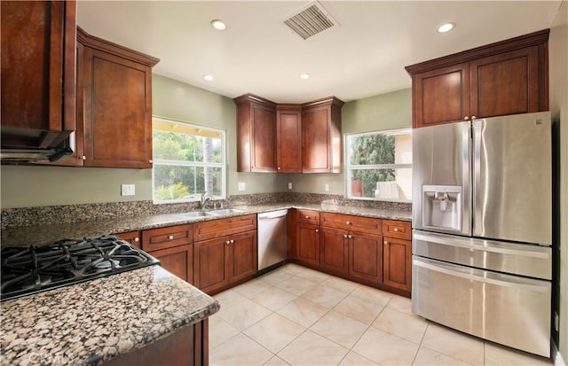 kitchen with recessed lighting, stainless steel appliances, a sink, light tile patterned flooring, and visible vents