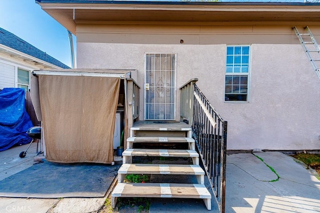 view of exterior entry featuring stucco siding