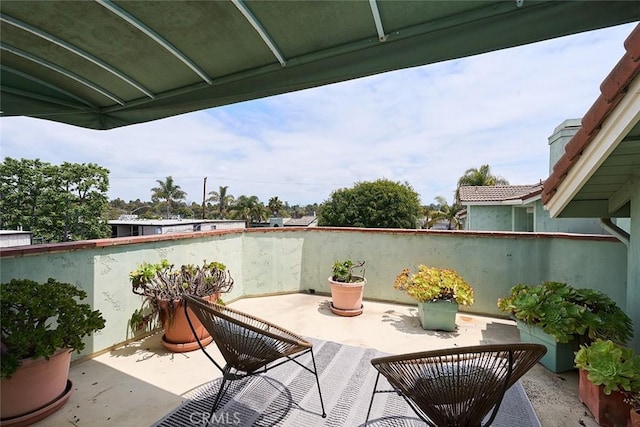385 Park Ave, Long Beach, CA 90814 - balcony with a patio area