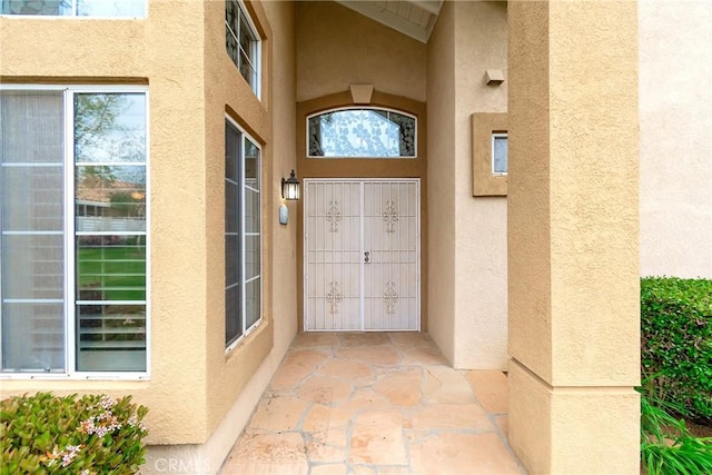 view of exterior entry featuring stucco siding