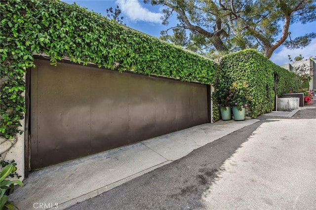 1503 Skylark Ln, Los Angeles, CA 90069 - view of garage