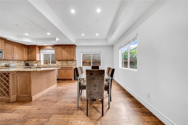 1907 Ernest Ave Unit B, Redondo Beach, CA 90278 - dining area featuring light wood finished floors, a tray ceiling, recessed lighting, and baseboards