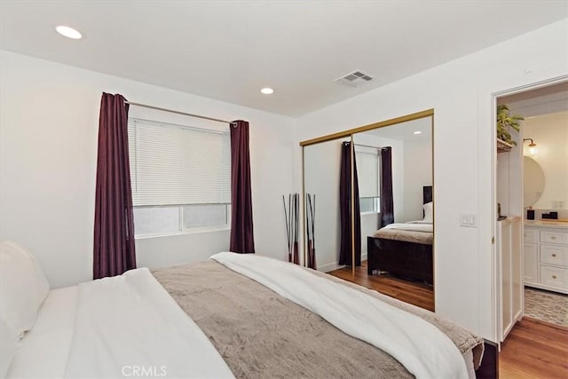 bedroom featuring a closet, visible vents, recessed lighting, and light wood-style floors