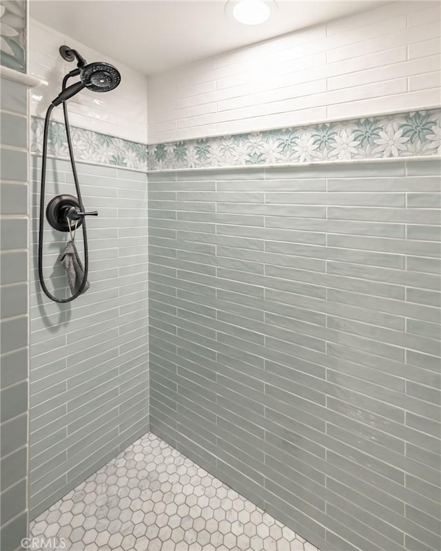 full bathroom featuring a tile shower