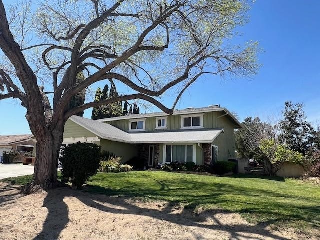 5829 Aurora Ave, Jurupa Valley, CA 91752 - traditional-style home featuring a front lawn
