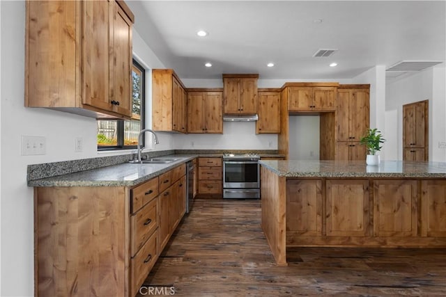 6010 Sunny Ln, Paradise, CA 95969 - kitchen featuring stainless steel appliances, a sink, brown cabinetry, dark wood-type flooring, and recessed lighting