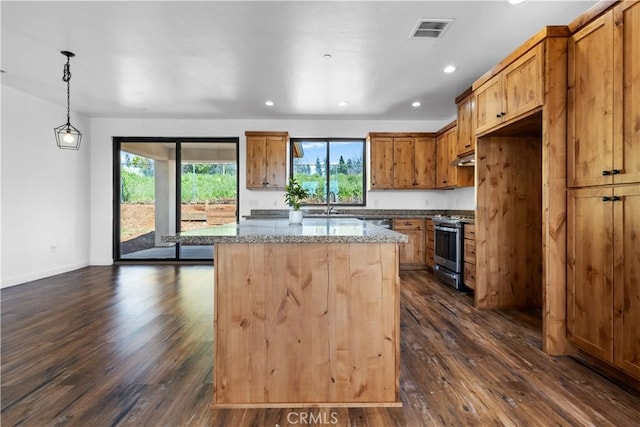 6010 Sunny Ln, Paradise, CA 95969 - kitchen featuring stainless steel electric range, a center island, dark wood-style floors, recessed lighting, and brown cabinetry