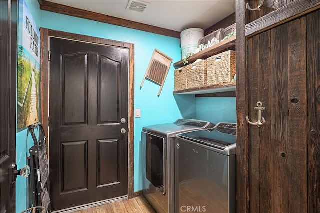 6030 Lea Ct, Winton, CA 95388 - laundry room featuring independent washer and dryer, visible vents, baseboards, laundry area, and light wood-style floors