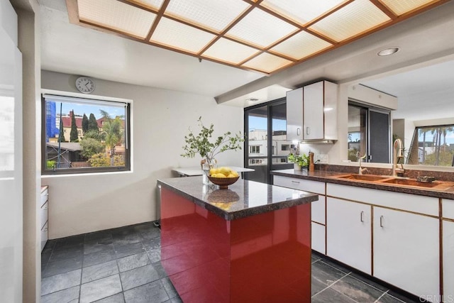 230 W Laurel St Unit 506, San Diego, CA 92101 - kitchen featuring a sink, white cabinets, a center island, and recessed lighting