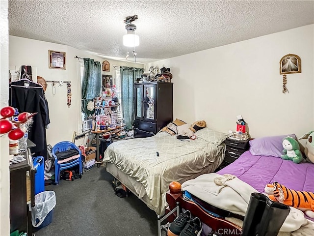 bedroom with carpet flooring and a textured ceiling