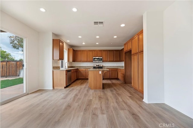 1984 Bronte Rd, San Jacinto, CA 92583 - kitchen with a sink, appliances with stainless steel finishes, a center island, light wood-style flooring, and recessed lighting