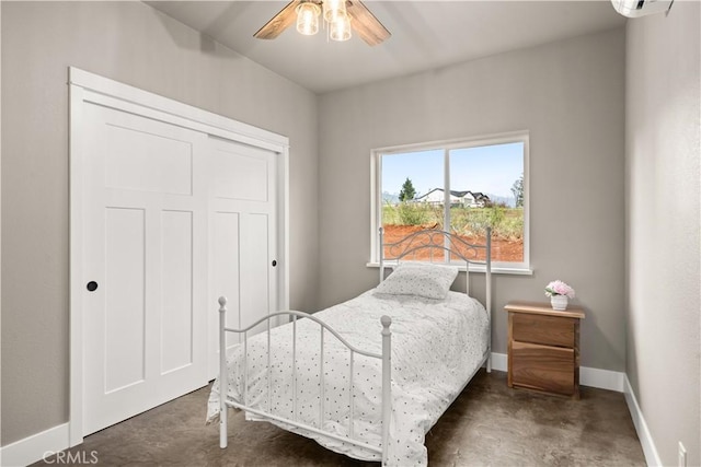 bedroom with baseboards, a ceiling fan, and a closet