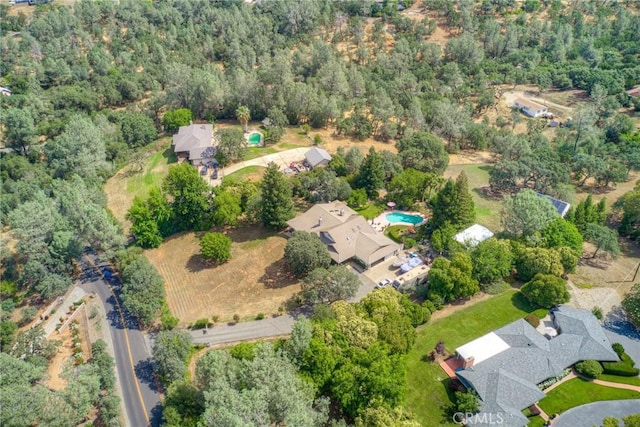 bird's eye view featuring a wooded view