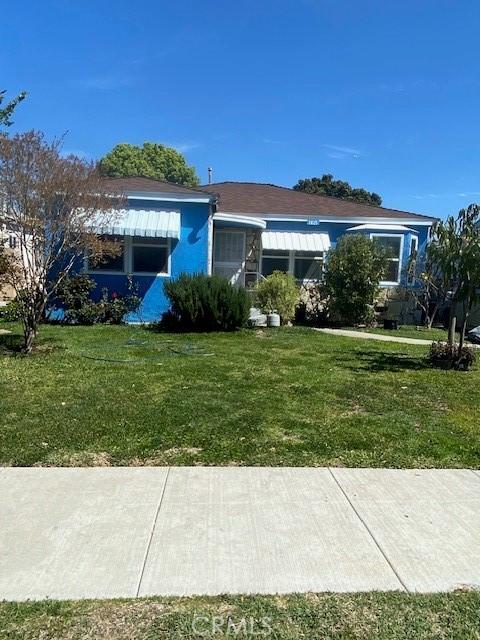 ranch-style home with a front lawn