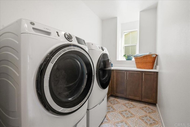 washroom featuring light tile patterned flooring and independent washer and dryer