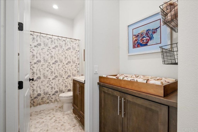 full bath with vanity, curtained shower, recessed lighting, and toilet