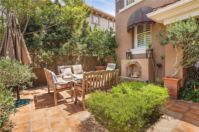 view of patio featuring an outdoor living space with a fireplace