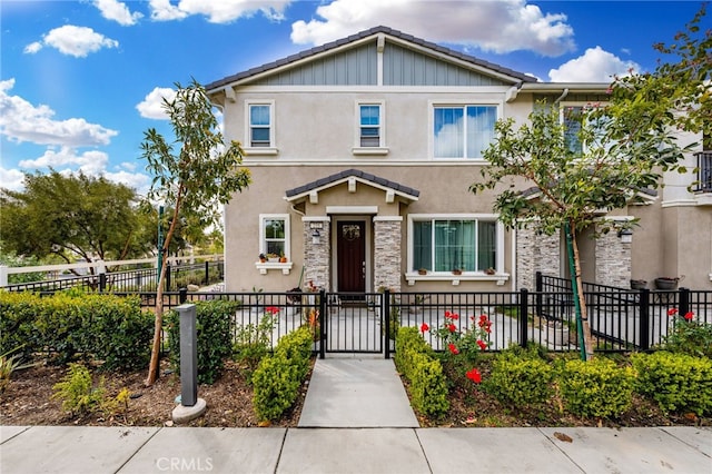 view of front of house featuring stucco siding and a fenced front yard