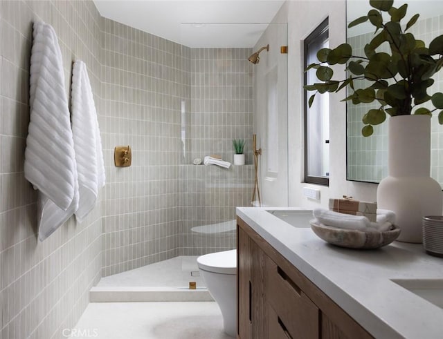 2604 Victoria Dr, Laguna Beach, CA 92651 - full bath featuring double vanity, tiled shower, toilet, and tile walls