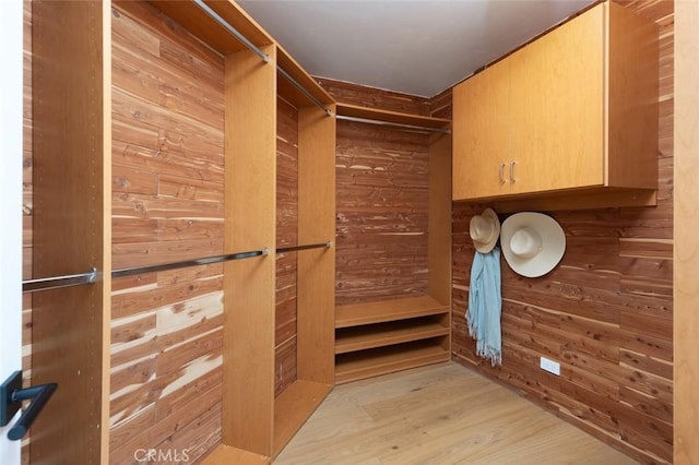 2604 Victoria Dr, Laguna Beach, CA 92651 - walk in closet featuring light wood-style floors