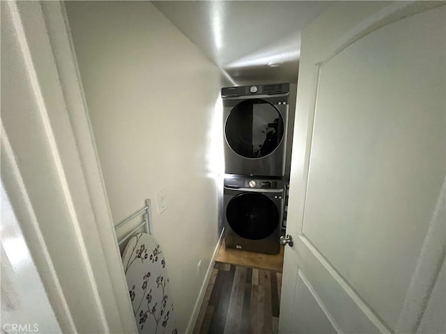 1708 E 3rd St, Los Angeles, CA 90033 - laundry area featuring baseboards, wood finished floors, stacked washing maching and dryer, and laundry area