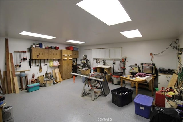 17255 Donert St, Hesperia, CA 92345 - interior space featuring a workshop area