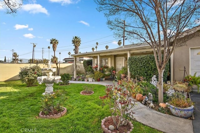 ranch-style house featuring stucco siding, a front lawn, and fence