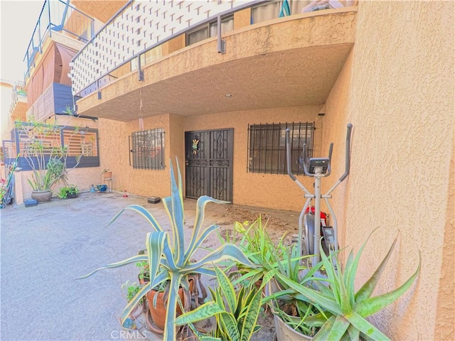 view of exterior entry with stucco siding