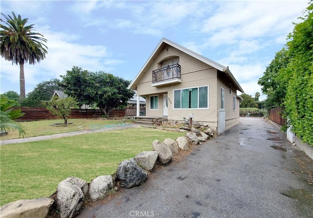 805 Earlham St, Pasadena, CA 91101 - bungalow-style home with a balcony, fence, and a front lawn