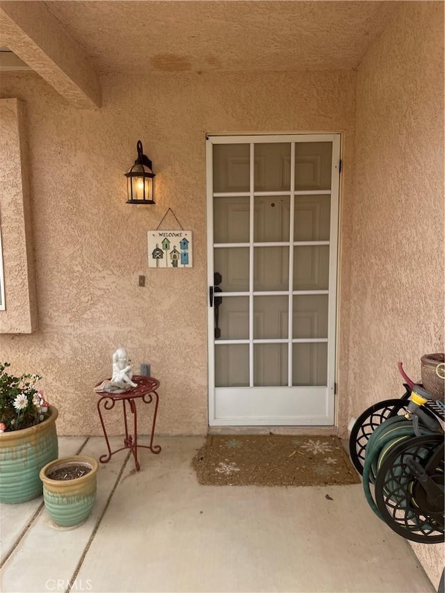 property entrance featuring stucco siding