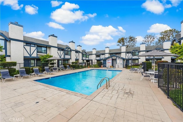 19231 Sherman Way Unit 44, Reseda, CA 91335 - pool featuring a patio, fence, and a residential view