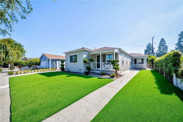 view of front of property featuring a porch, a front yard, stucco siding, and fence
