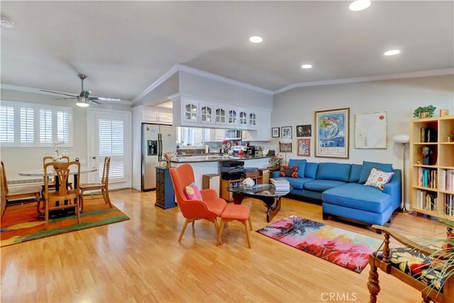 living area featuring light wood-type flooring, crown molding, a ceiling fan, and recessed lighting
