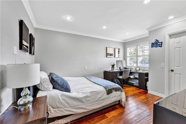 bedroom featuring hardwood / wood-style floors, baseboards, recessed lighting, and crown molding