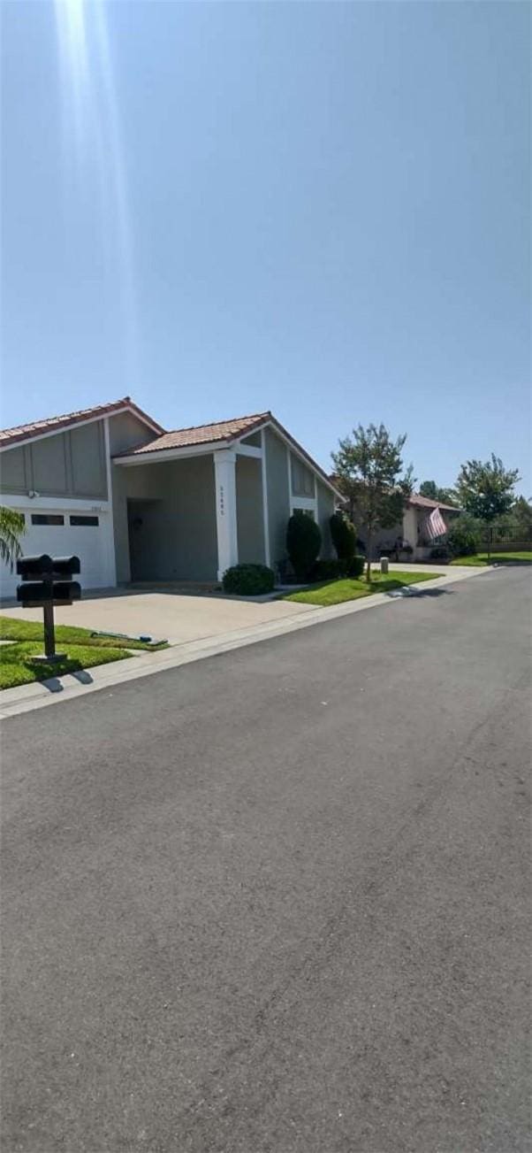 view of front facade featuring driveway and stucco siding