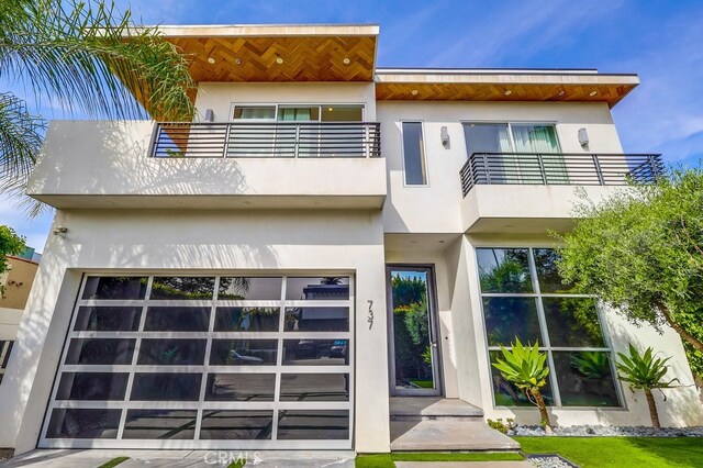 737 N Cherokee Ave, Los Angeles, CA 90038 - back of property featuring stucco siding and a balcony