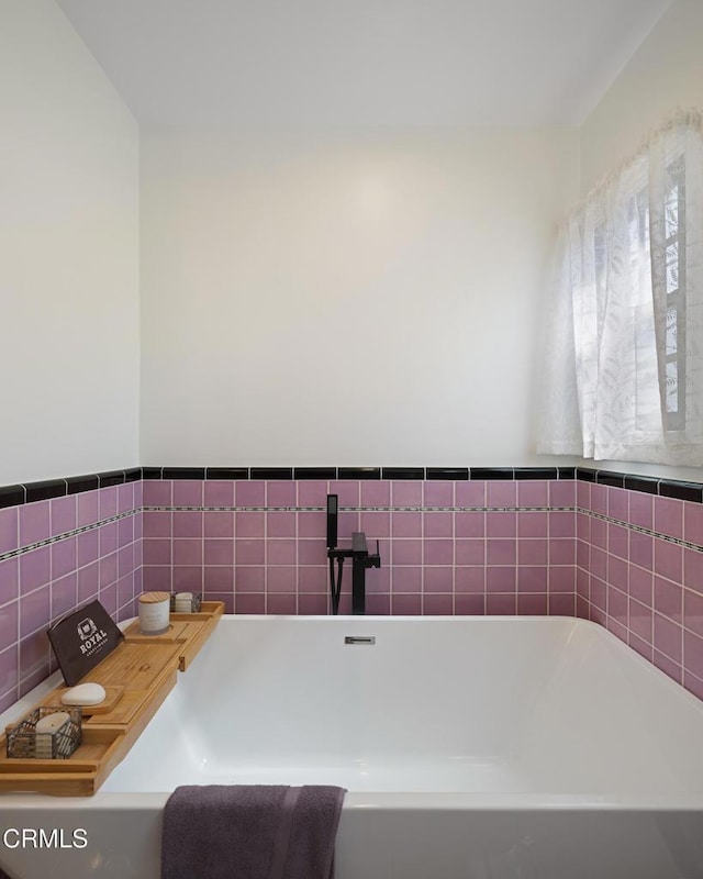 1441 Cleveland Rd, Glendale, CA 91202 - bathroom featuring a washtub