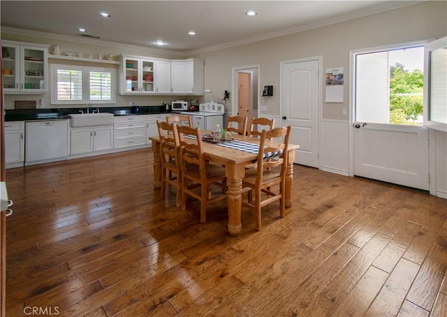 41559 Floyd Ct, Temecula, CA 92592 - dining area with hardwood / wood-style floors, ornamental molding, wainscoting, recessed lighting, and washer / clothes dryer