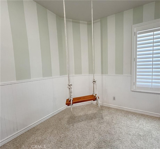 41559 Floyd Ct, Temecula, CA 92592 - unfurnished room with wainscoting, carpet flooring, wallpapered walls, and baseboards