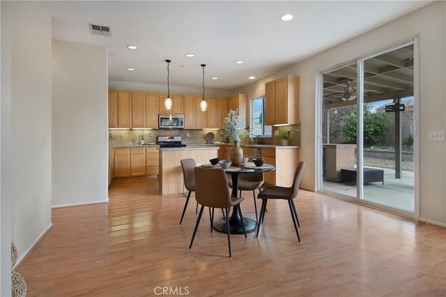 dining space featuring recessed lighting, visible vents, baseboards, and light wood-style flooring