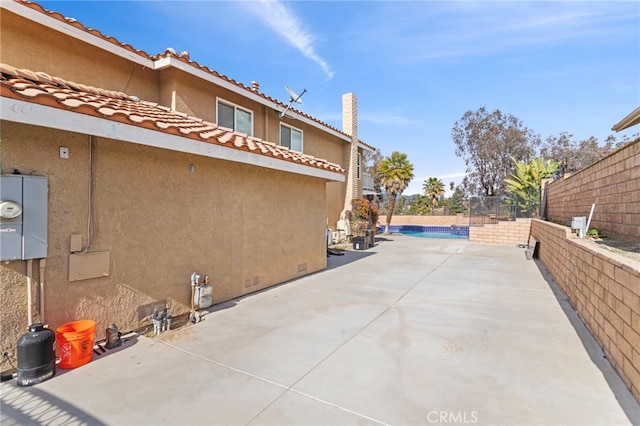 6816 Ridgeside Dr, Riverside, CA 92506 - view of patio with fence