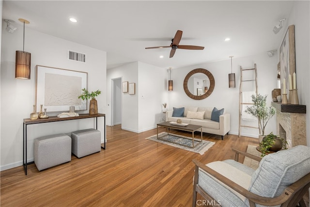 living area featuring recessed lighting, wood finished floors, visible vents, and a ceiling fan